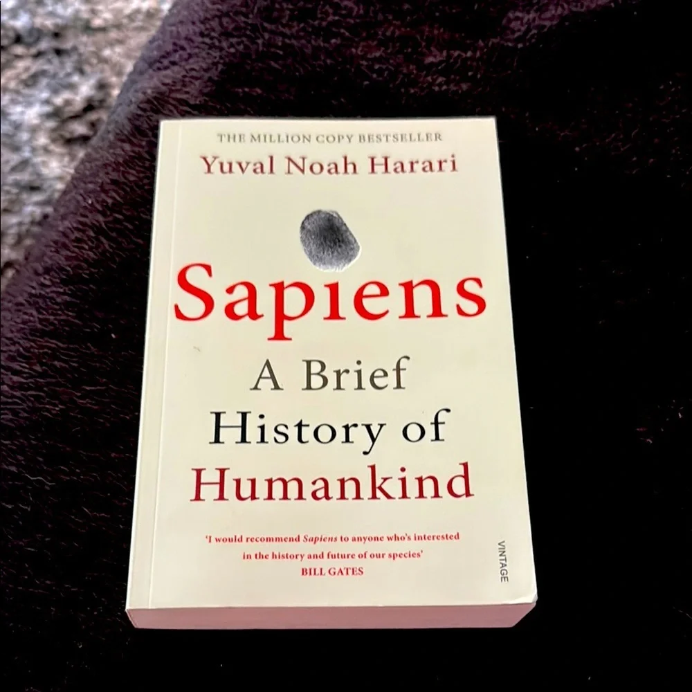Sapiens A Brief History of Humankind by Yuval Noah Harari Book - Picture 1 of 3